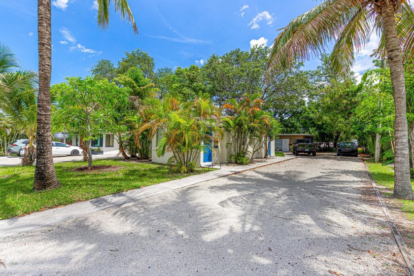 2 separate units. 2bed 1 bath front house, 1 bed 1 bath plus den - photo 4