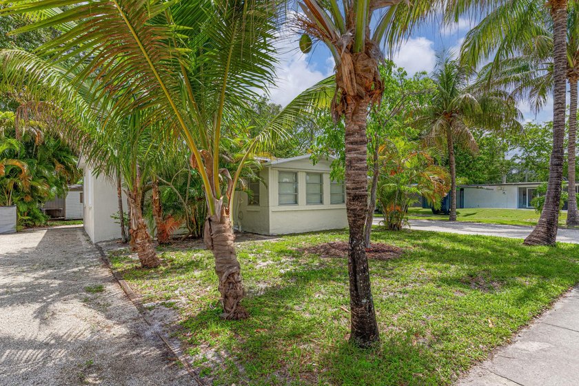 2 separate units. 2bed 1 bath front house, 1 bed 1 bath plus den - photo 5