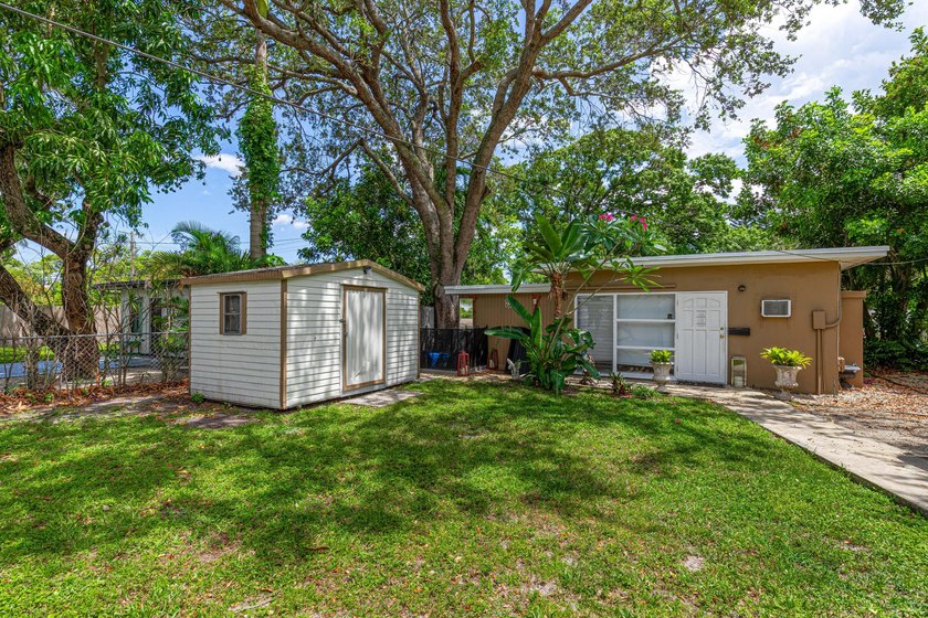 2 separate units. 2bed 1 bath front house, 1 bed 1 bath plus den - photo 7