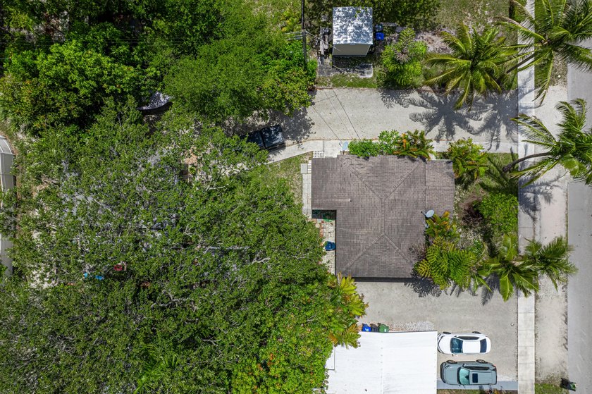 2 separate units. 2bed 1 bath front house, 1 bed 1 bath plus den - photo 8