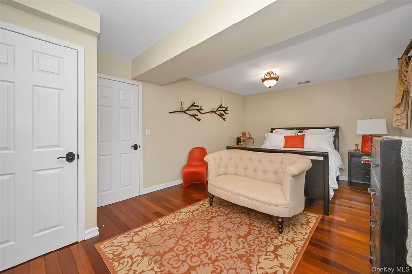 Contemporary garden condo on a quiet cul-de-sac with parking - photo 10