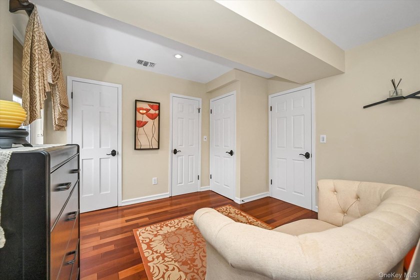 Contemporary garden condo on a quiet cul-de-sac with parking - photo 12