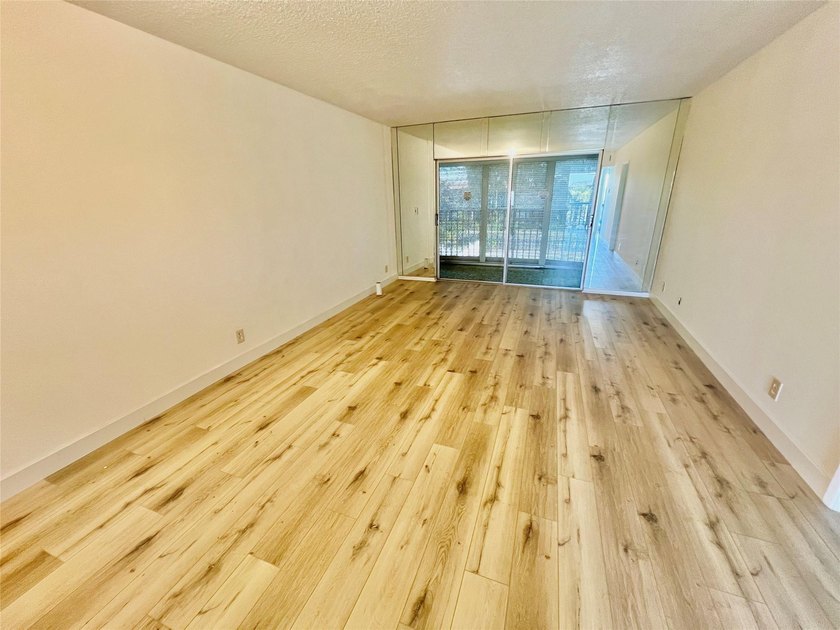 All ages, laminated floors, new appliances, pleasant pool view - photo 22