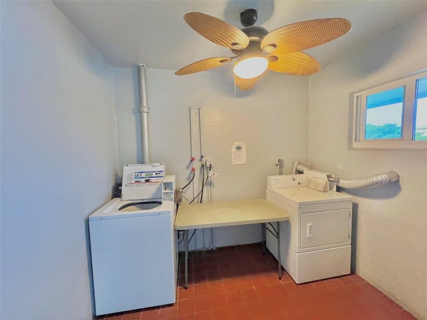 All ages, laminated floors, new appliances, pleasant pool view - photo 24