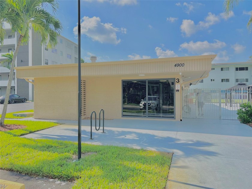 All ages, laminated floors, new appliances, pleasant pool view - photo 27
