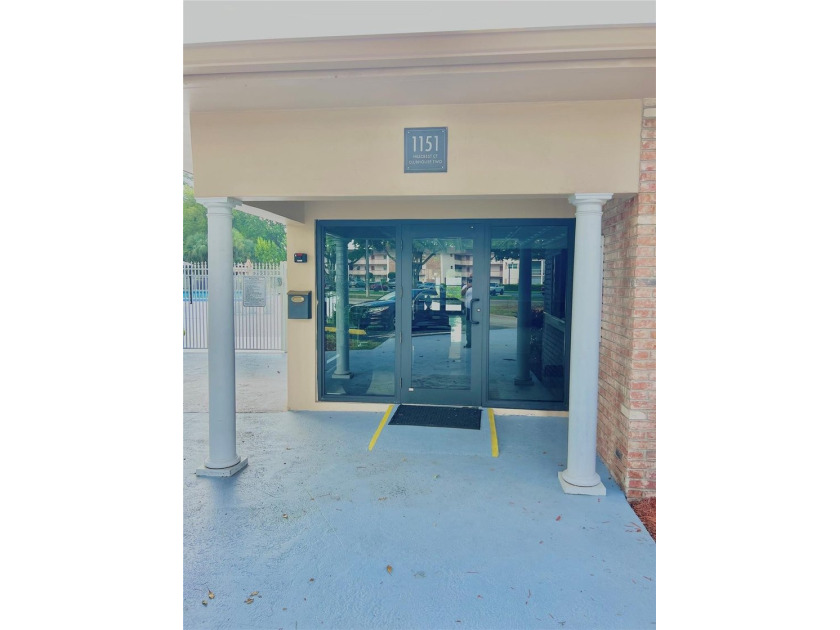 All ages, laminated floors, new appliances, pleasant pool view - photo 30