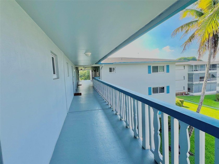 All ages, laminated floors, new appliances, pleasant pool view - photo 37