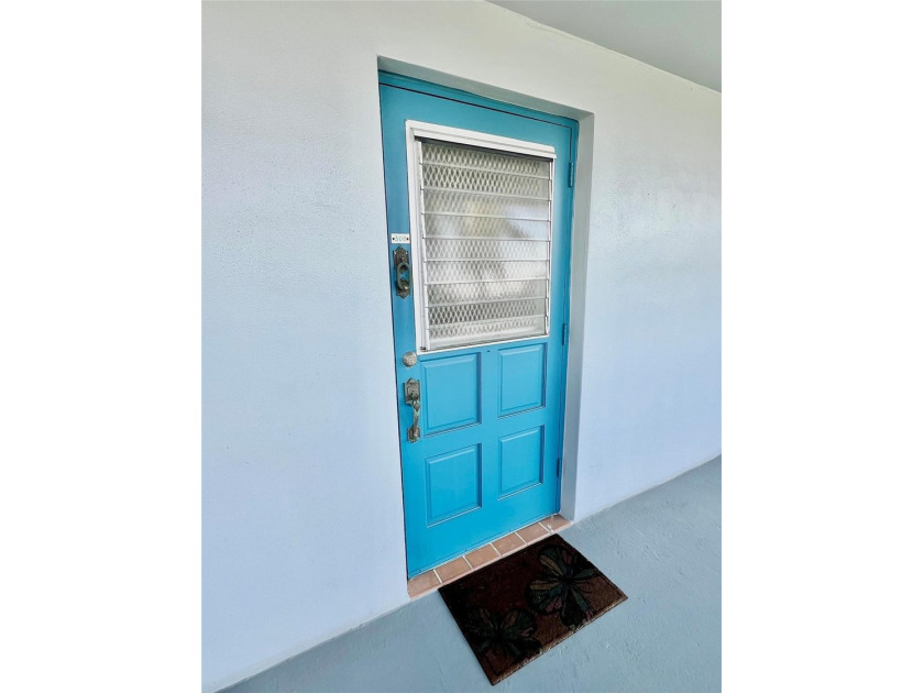 All ages, laminated floors, new appliances, pleasant pool view - photo 38