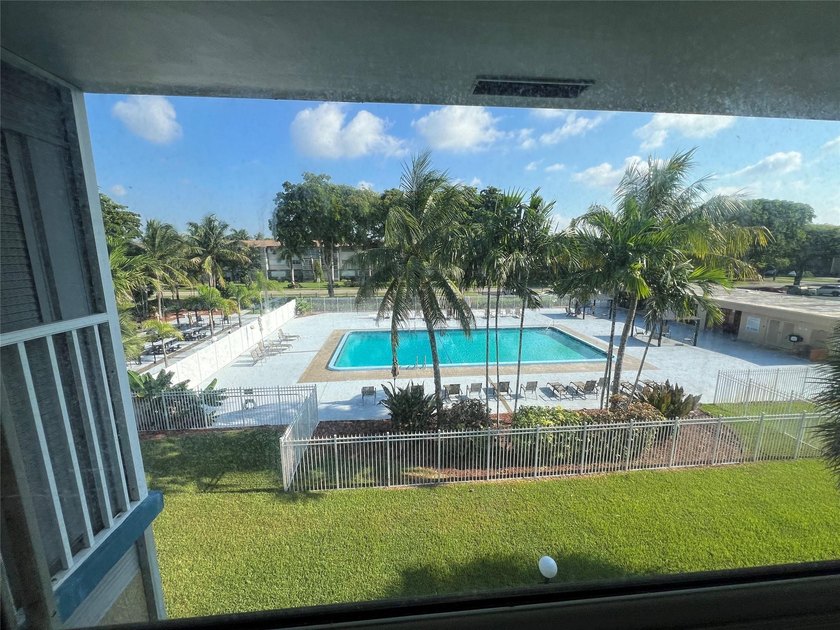 All ages, laminated floors, new appliances, pleasant pool view - photo 40