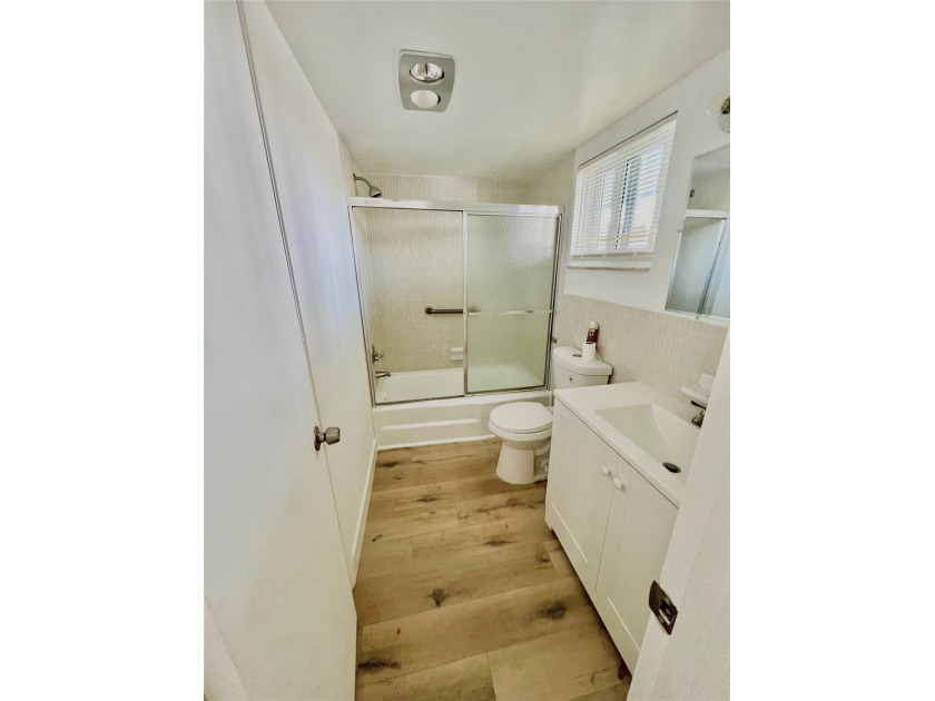 All ages, laminated floors, new appliances, pleasant pool view - photo 41