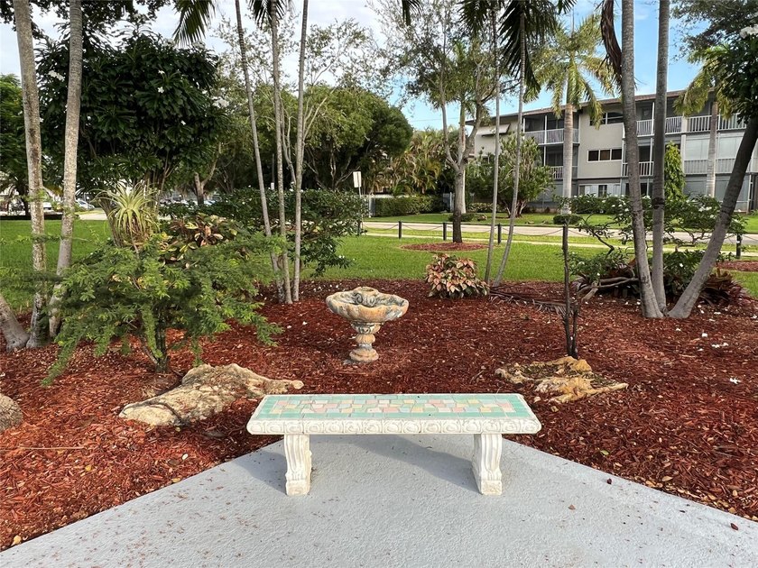 All ages, laminated floors, new appliances, pleasant pool view - photo 42