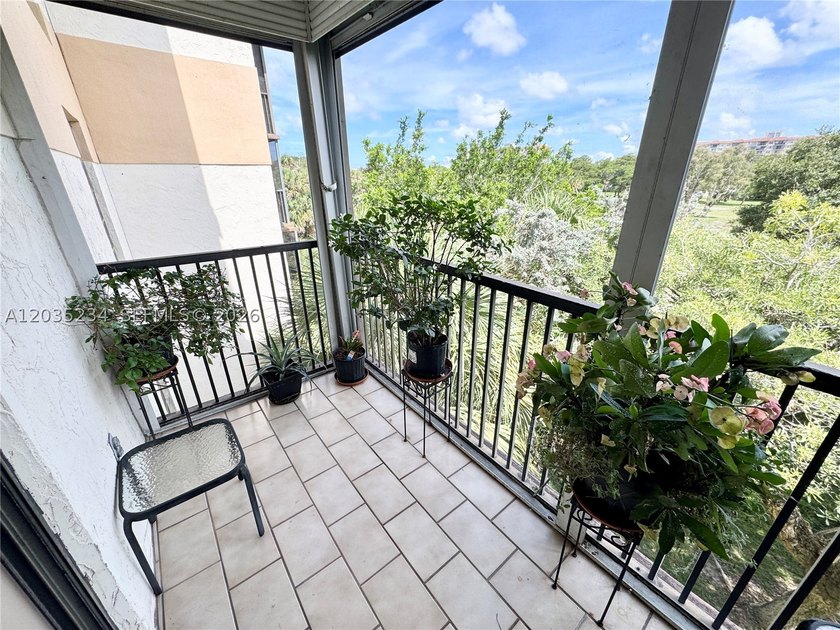 Bright and airy 1BR/1BA condo in an all-ages, gated Inverrary - photo 9