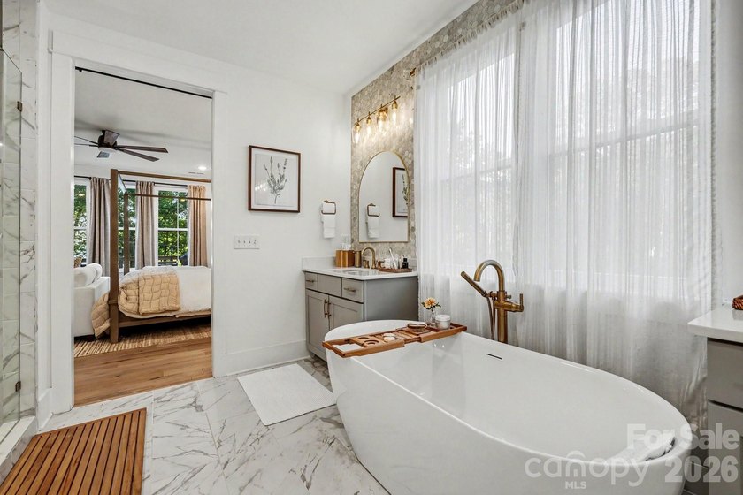 MOTIVATED SELLER! and WATERFRONT-DOCKABLE LOT! This 5 bedroom - photo 16