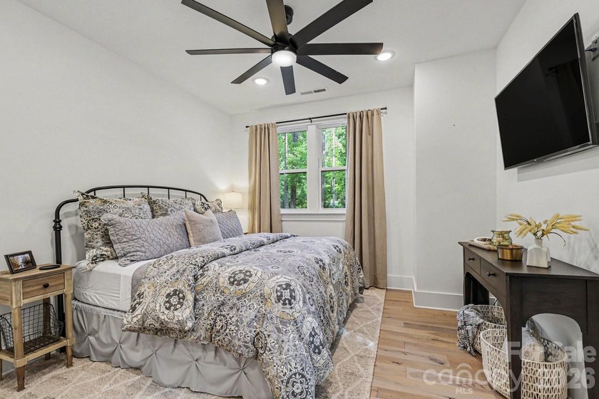 MOTIVATED SELLER! and WATERFRONT-DOCKABLE LOT! This 5 bedroom - photo 20