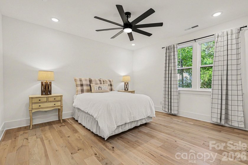 MOTIVATED SELLER! and WATERFRONT-DOCKABLE LOT! This 5 bedroom - photo 25