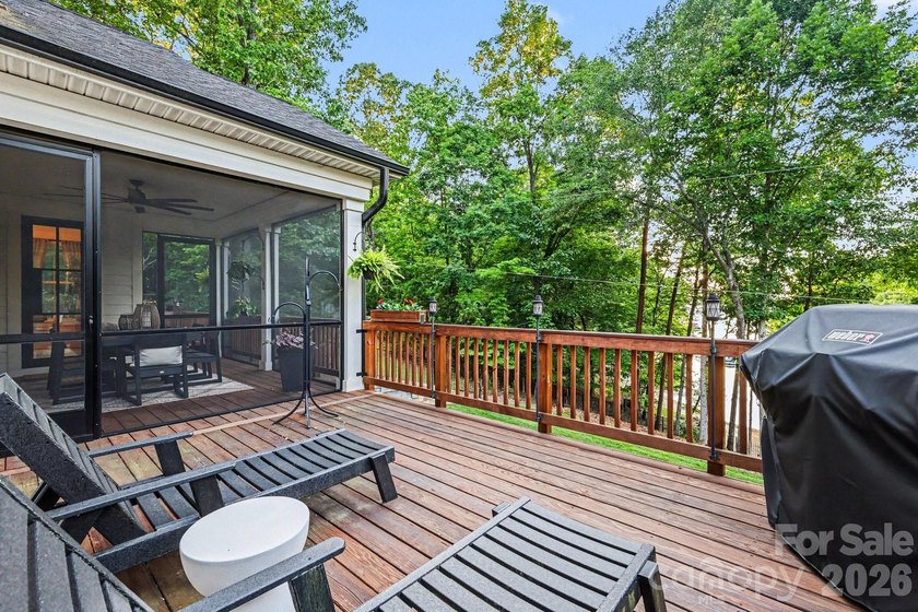 MOTIVATED SELLER! and WATERFRONT-DOCKABLE LOT! This 5 bedroom - photo 34