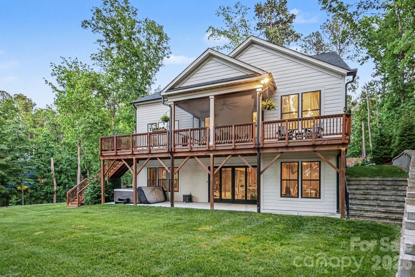 MOTIVATED SELLER! and WATERFRONT-DOCKABLE LOT! This 5 bedroom - photo 37