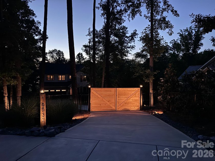 MOTIVATED SELLER! and WATERFRONT-DOCKABLE LOT! This 5 bedroom - photo 38