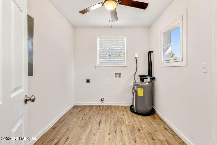 SELLER IS OFFERING A BUYERS HOME WARRANTY Move In Ready - This - photo 12