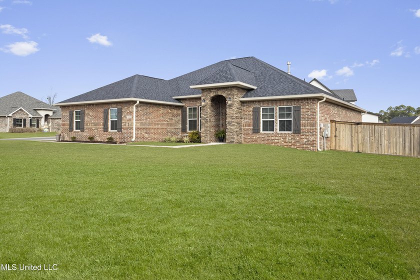 Motivated Sellers! Beautiful home loaded with upgrades in a - photo 2
