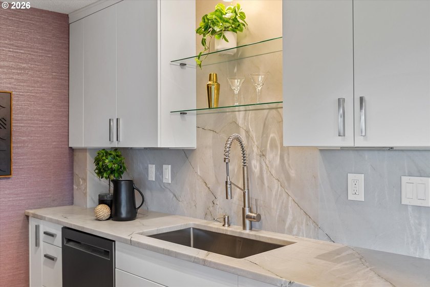Welcome to 311, the largest unit at Lake Oswego Terraces! Fully - photo 12