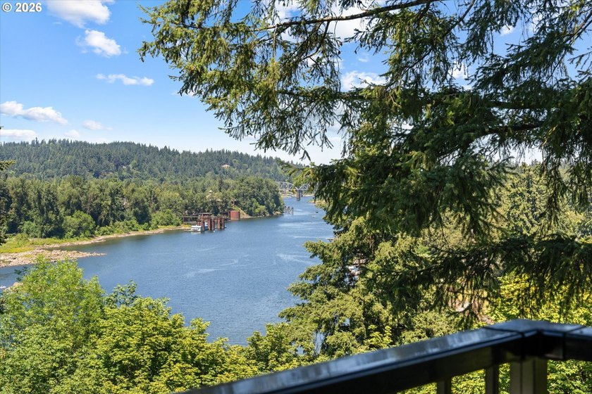 Welcome to 311, the largest unit at Lake Oswego Terraces! Fully - photo 20