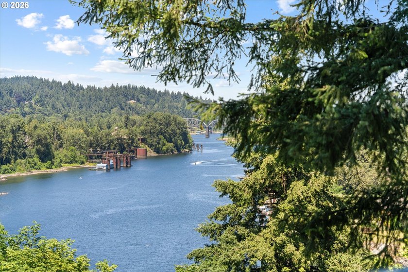 Welcome to 311, the largest unit at Lake Oswego Terraces! Fully - photo 21