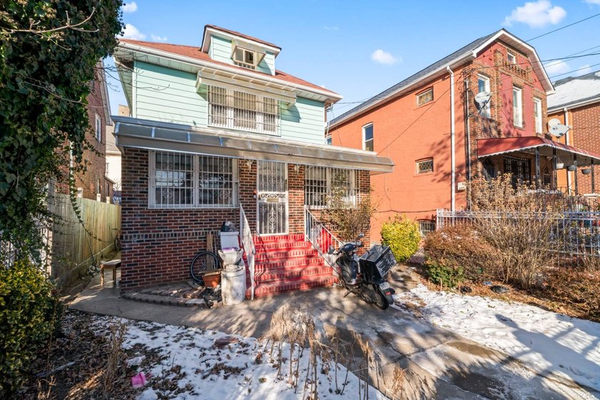 Discover this spacious 6-bedrooms, 2.5-bathrooms single-family - photo 2