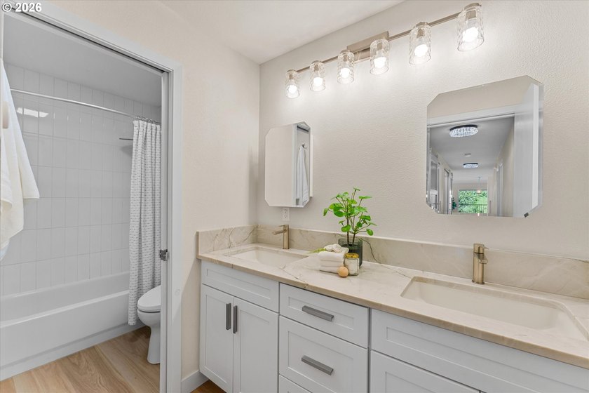 Welcome to 311, the largest unit at Lake Oswego Terraces! Fully - photo 22