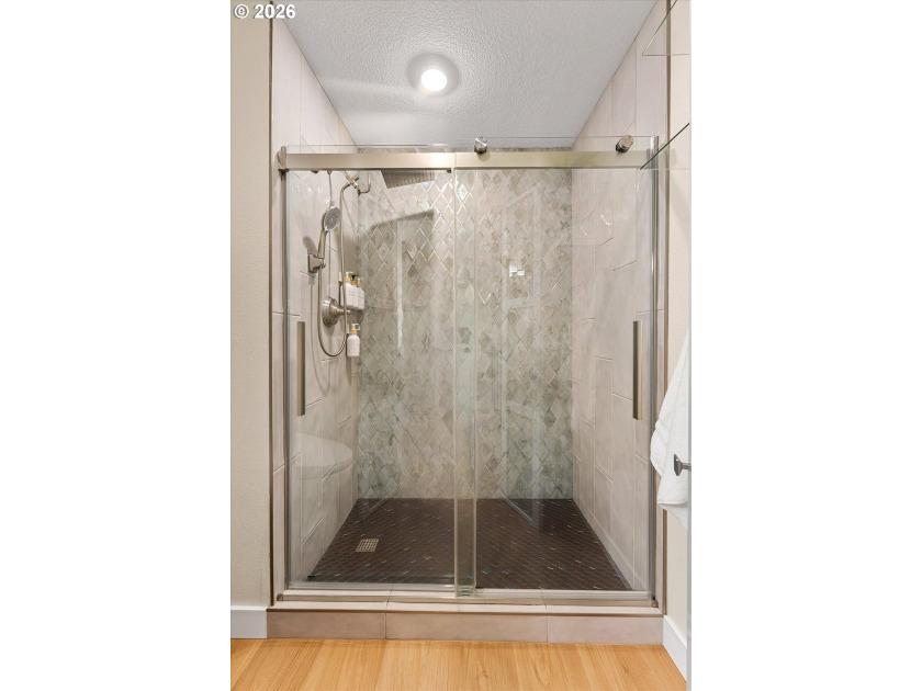 Welcome to 311, the largest unit at Lake Oswego Terraces! Fully - photo 28