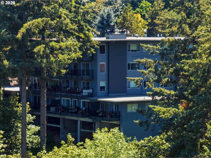 Welcome to 311, the largest unit at Lake Oswego Terraces! Fully - photo 31