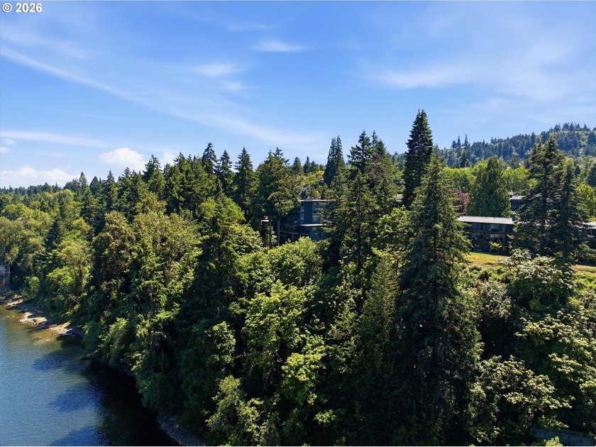 Welcome to 311, the largest unit at Lake Oswego Terraces! Fully - photo 32
