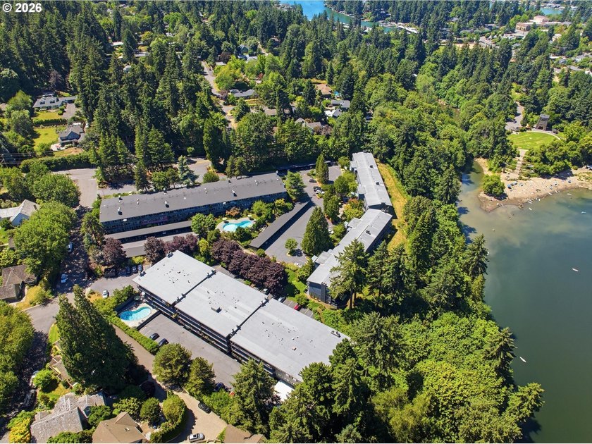 Welcome to 311, the largest unit at Lake Oswego Terraces! Fully - photo 33