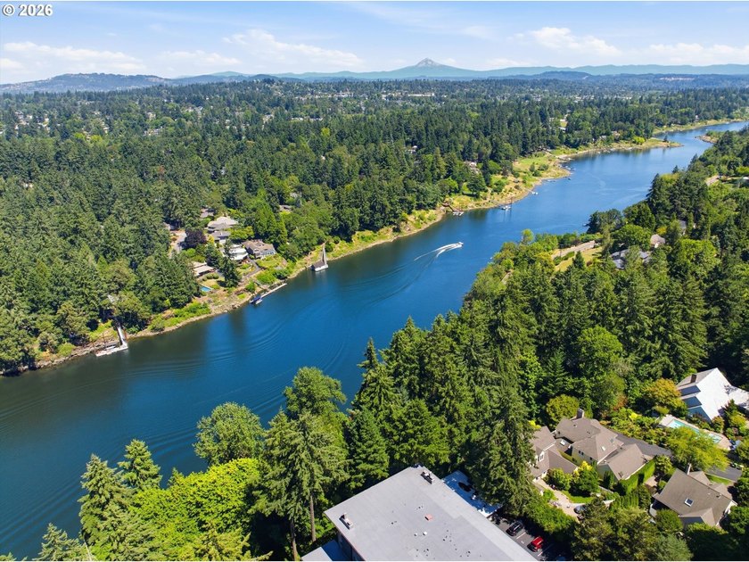 Welcome to 311, the largest unit at Lake Oswego Terraces! Fully - photo 34