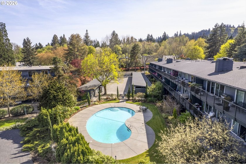 Welcome to 311, the largest unit at Lake Oswego Terraces! Fully - photo 38
