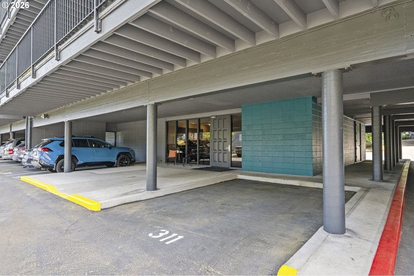 Welcome to 311, the largest unit at Lake Oswego Terraces! Fully - photo 39