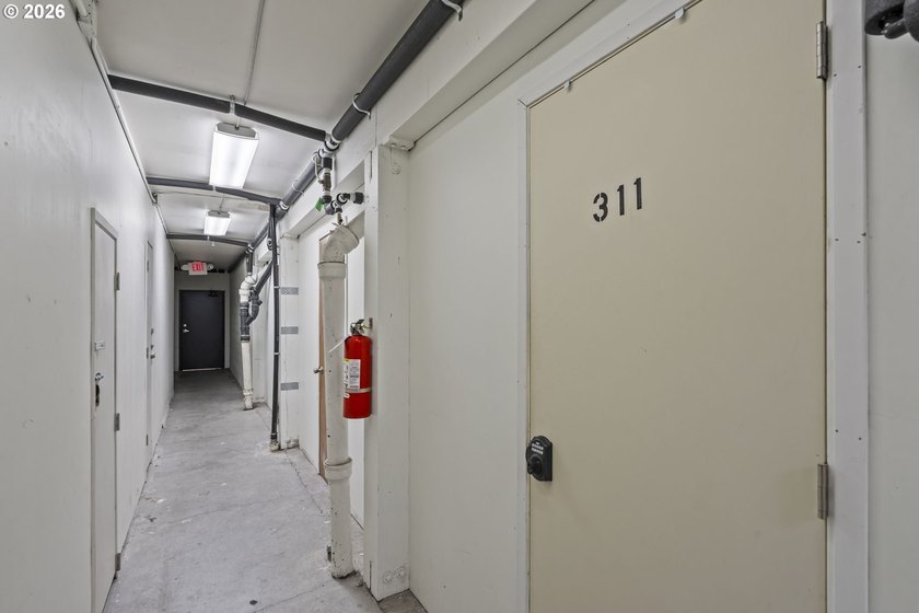 Welcome to 311, the largest unit at Lake Oswego Terraces! Fully - photo 43