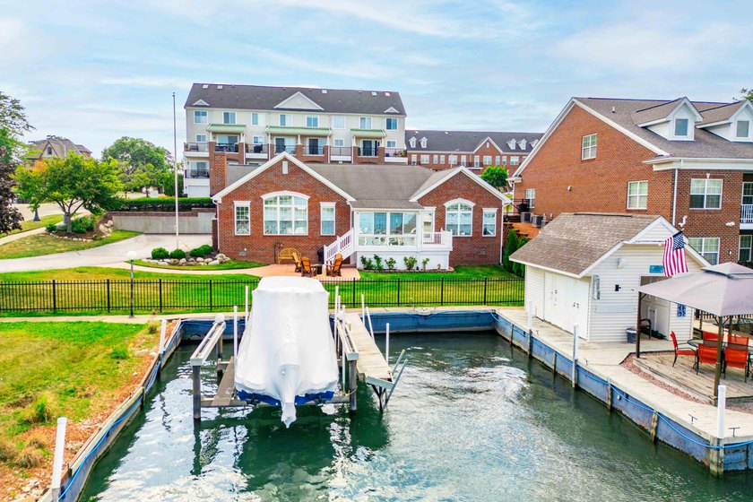 INCREDIBLE OPPORTUNITY FOR THIS ONE OF A KIND ONE STORY HOME - photo 2