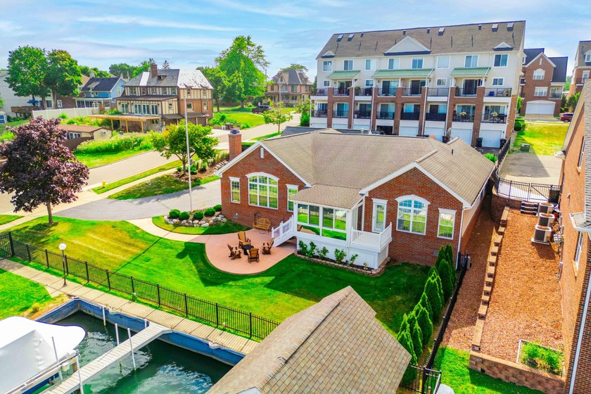 INCREDIBLE OPPORTUNITY FOR THIS ONE OF A KIND ONE STORY HOME - photo 3