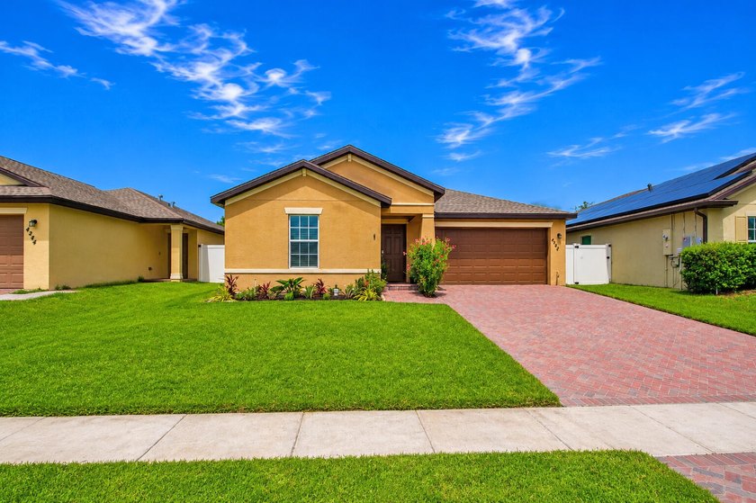 Best Community in FORT PIERCE.Welcome to this spacious 3-bedroom - photo 2
