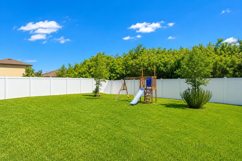 Best Community in FORT PIERCE.Welcome to this spacious 3-bedroom - photo 5