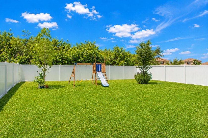 Best Community in FORT PIERCE.Welcome to this spacious 3-bedroom - photo 6