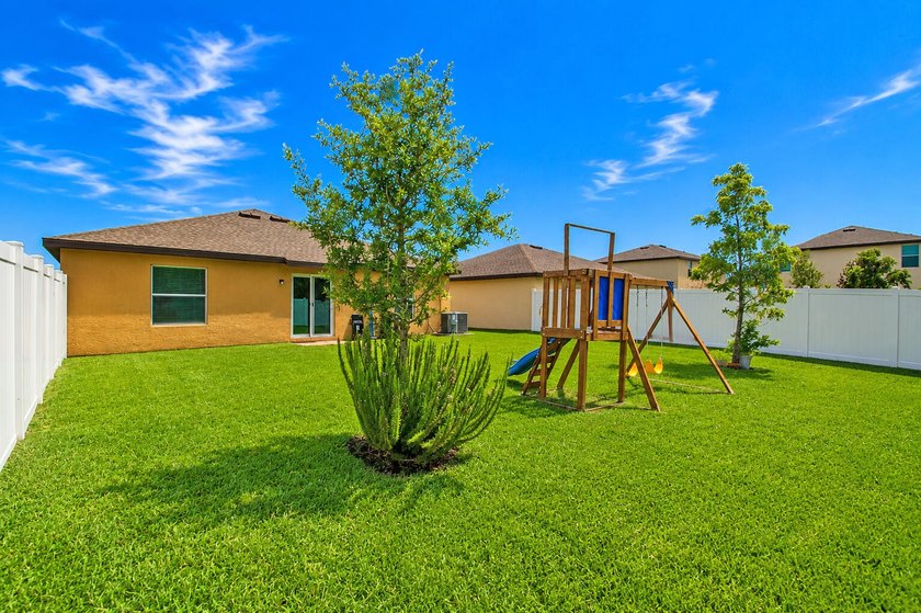 Best Community in FORT PIERCE.Welcome to this spacious 3-bedroom - photo 8