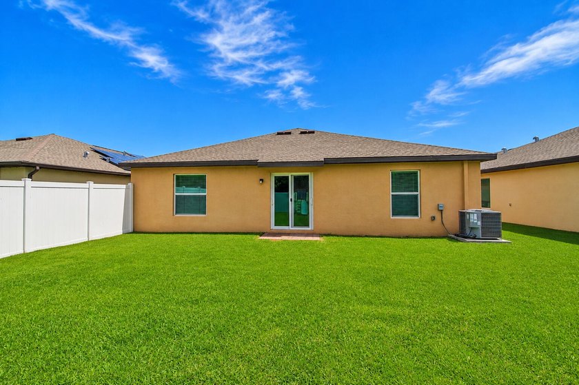 Best Community in FORT PIERCE.Welcome to this spacious 3-bedroom - photo 9