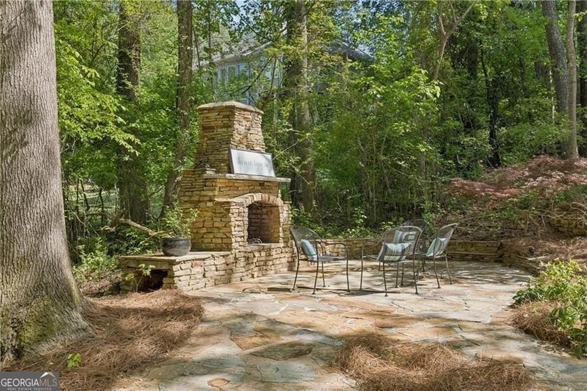 Southern Charm Meets Storybook Setting - Welcome to a truly - photo 5
