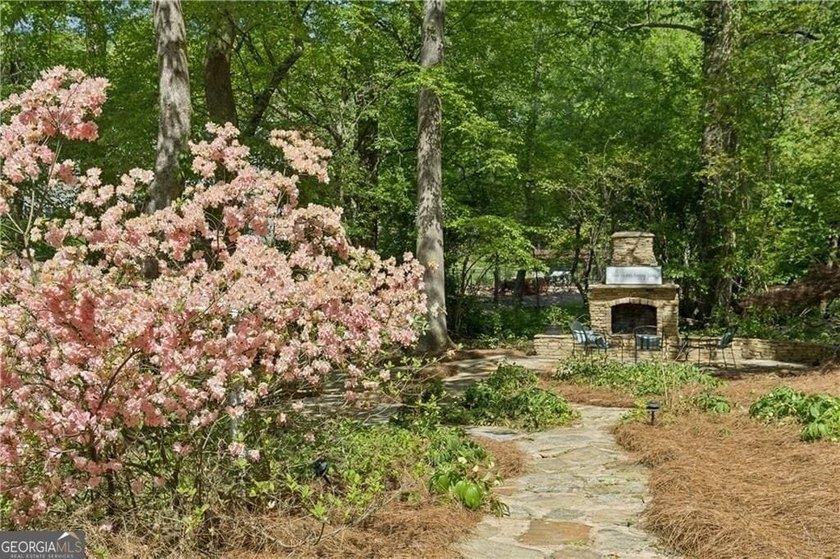 Southern Charm Meets Storybook Setting - Welcome to a truly - photo 6