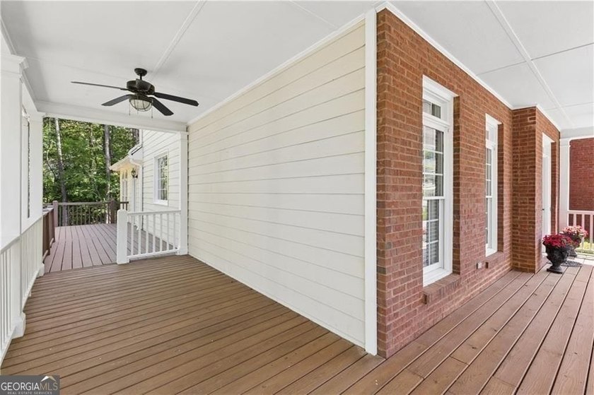 Southern Charm Meets Storybook Setting - Welcome to a truly - photo 7