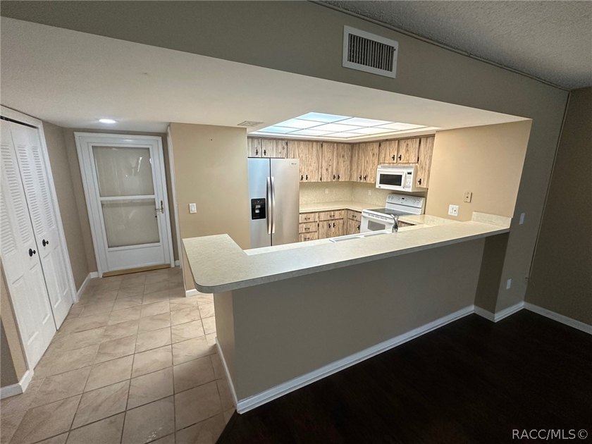 PRICED TO SELL!!!! EXCELLENT END UNIT CONDO ON SECOND FLOOR! HAS - photo 2