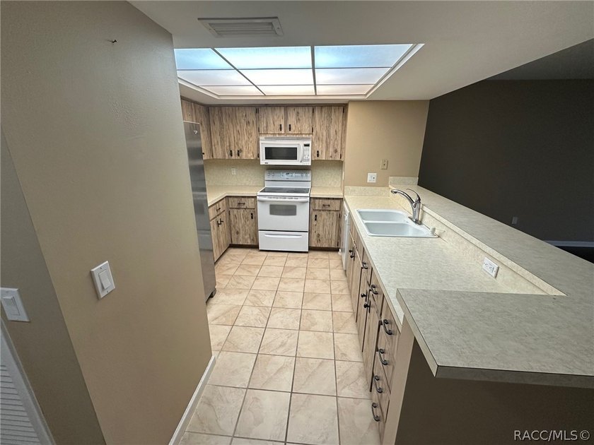 PRICED TO SELL!!!! EXCELLENT END UNIT CONDO ON SECOND FLOOR! HAS - photo 3
