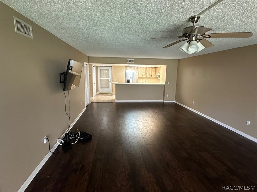 PRICED TO SELL!!!! EXCELLENT END UNIT CONDO ON SECOND FLOOR! HAS - photo 5